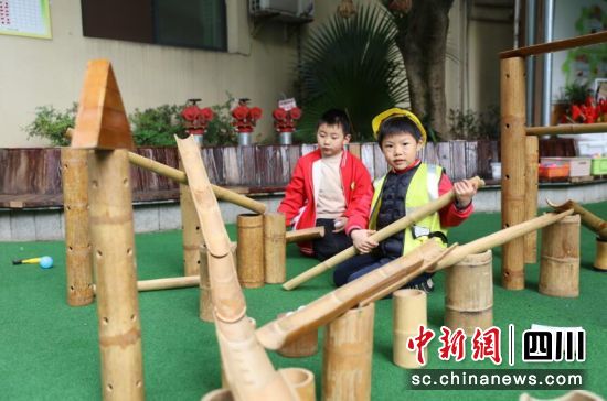 幼兒園小朋友在玩竹游戲。劉龍泉 攝 幼兒園小朋友在玩竹游戲。劉龍泉 攝