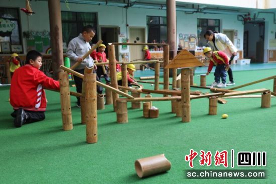 幼兒園小朋友搭建多層竹滑道。 劉龍泉 攝 幼兒園小朋友搭建多層竹滑道。 劉龍泉 攝