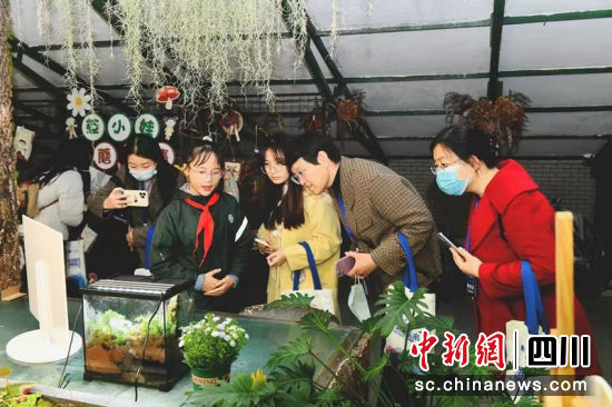 一起互動。袁興藝 攝 一起互動。袁興藝 攝
