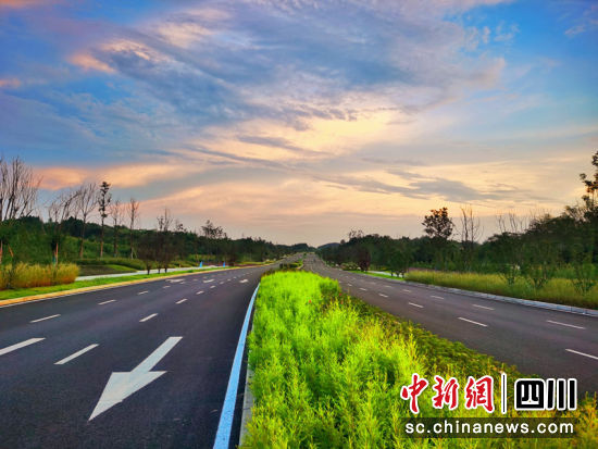 中建一局總承包公司絳溪四線道路工程項(xiàng)目K6+010路段。 劉林 攝 中建一局總承包公司絳溪四線道路工程項(xiàng)目K6+010路段。 劉林 攝