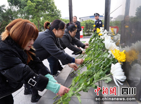 敬獻鮮花。杜佳睿 攝 敬獻鮮花。杜佳睿 攝