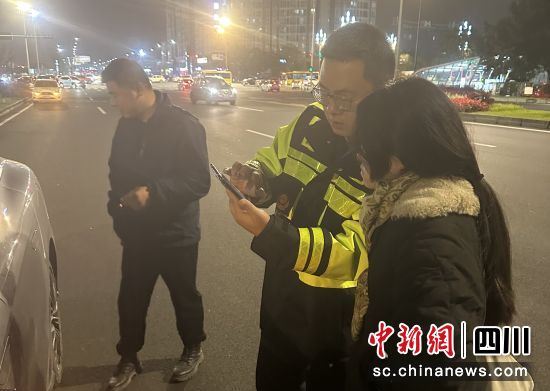 警保聯(lián)動人員指導客戶線上報案。人保財險成都雙流支公司供圖 警保聯(lián)動人員指導客戶線上報案。人保財險成都雙流支公司供圖