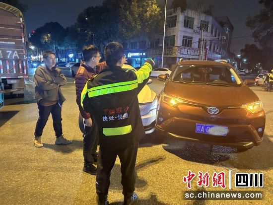 警保聯(lián)動人員處理交通事故。人保財險成都雙流支公司供圖 警保聯(lián)動人員處理交通事故。人保財險成都雙流支公司供圖