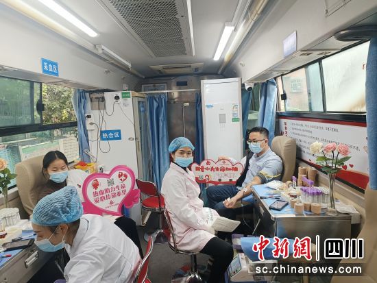 上馬鎮(zhèn)干部群眾踴躍獻(xiàn)血。丁春翔 攝 上馬鎮(zhèn)干部群眾踴躍獻(xiàn)血。丁春翔 攝