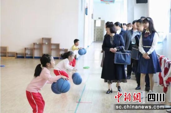 核查學校政策執行、活動開展情況。順慶區融媒體中心供圖 核查學校政策執行、活動開展情況。順慶區融媒體中心供圖