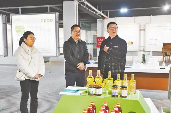 岳池縣科協(xié)深入四川林典了解企業(yè)需求。 岳池縣科協(xié)深入四川林典了解企業(yè)需求。