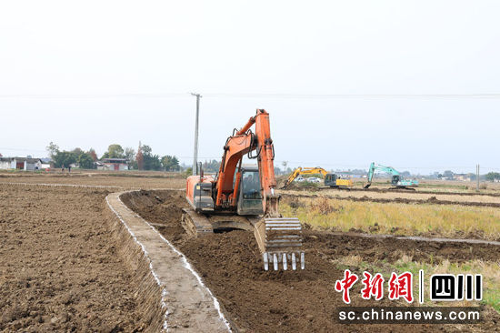 挖掘機進行路基作業。 綿竹市融媒體中心供圖 挖掘機進行路基作業。 綿竹市融媒體中心供圖