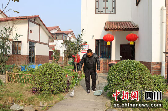 打掃房前屋后的環境衛生。 綿竹市融媒體中心供圖 打掃房前屋后的環境衛生。 綿竹市融媒體中心供圖
