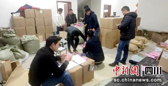 警方現場清查有毒有害減肥咖啡加工窩點。色達警方供圖 警方現場清查有毒有害減肥咖啡加工窩點。色達警方供圖