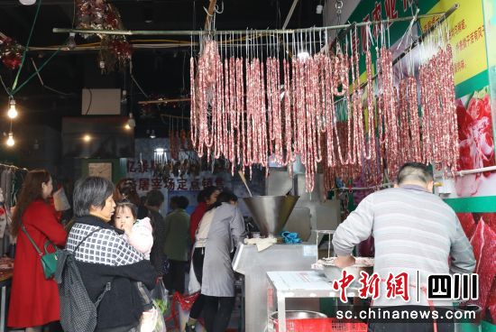 市場門店上掛滿了香腸。沿灘融媒 供圖 市場門店上掛滿了香腸。沿灘融媒 供圖