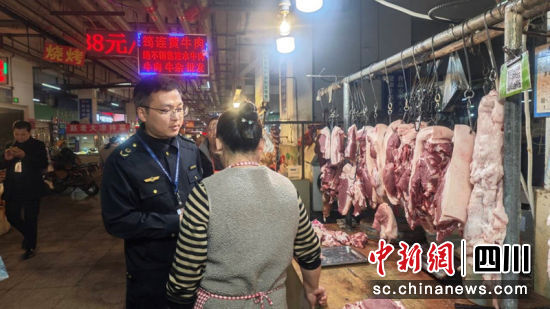 執法人員正在檢查商戶使用‘生鮮燈’情況。曾鈺茹 攝 執法人員正在檢查商戶使用‘生鮮燈’情況。曾鈺茹 攝