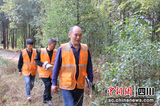 工作人員正在進行宣傳。蔣雪梅 攝 工作人員正在進行宣傳。蔣雪梅 攝