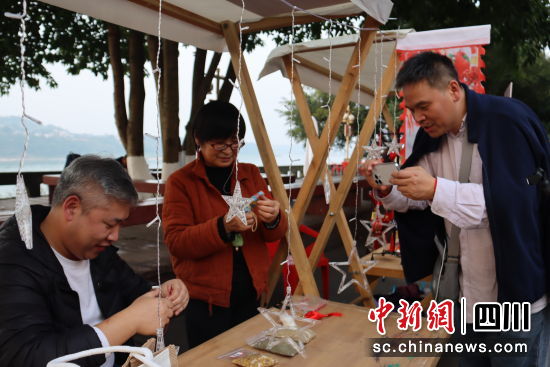 市民打卡非遺集市。穆江濤 攝 市民打卡非遺集市。穆江濤 攝