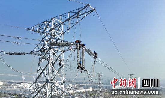 220千伏歐城變電站(清泉220千伏輸變電工程)建設(shè)現(xiàn)場。成都供電供圖 220千伏歐城變電站(清泉220千伏輸變電工程)建設(shè)現(xiàn)場。成都供電供圖