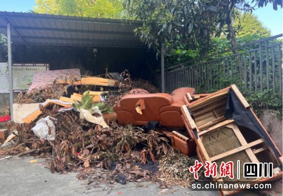 清理前。柳城街道黃金路社區(qū)供圖 清理前。柳城街道黃金路社區(qū)供圖