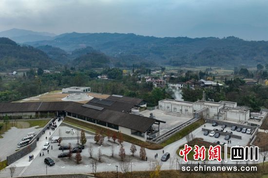 建在峨眉山下的疊川麥芽威士忌酒廠體驗中心。記者 劉忠俊 攝 建在峨眉山下的疊川麥芽威士忌酒廠體驗中心。記者 劉忠俊 攝