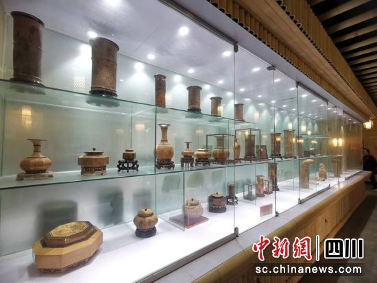 江安竹藝工坊展示的竹簧工藝品。 王哲攝 江安竹藝工坊展示的竹簧工藝品。 王哲攝