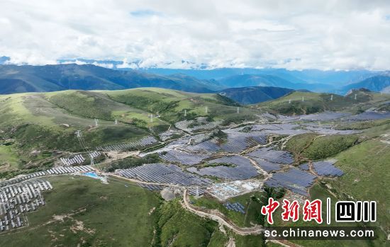 涼山木里縣首個“水光互補”光伏項目正式并網(wǎng)投產(chǎn)。 中建二局供圖 涼山木里縣首個“水光互補”光伏項目正式并網(wǎng)投產(chǎn)。 中建二局供圖