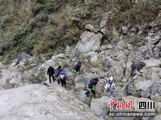 巡護隊員進入山林開展聯合巡護工作。汶川縣委宣傳部 供圖 巡護隊員進入山林開展聯合巡護工作。汶川縣委宣傳部 供圖