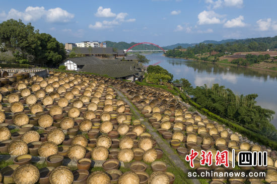 先市醬油曬場。劉忠俊攝 先市醬油曬場。劉忠俊攝
