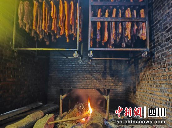 煙熏房里面整齊的掛滿著琳瑯滿目臘肉。汶川縣委宣傳部 供圖 煙熏房里面整齊的掛滿著琳瑯滿目臘肉。汶川縣委宣傳部 供圖