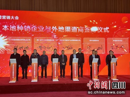 現場簽約。王爵攝 現場簽約。王爵攝
