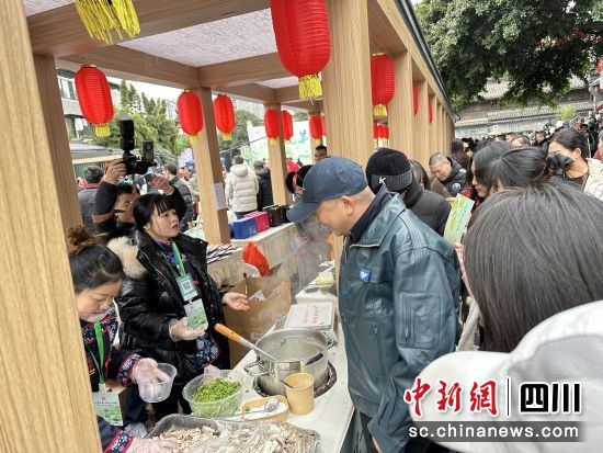 活動現(xiàn)場,成都市民排隊(duì)品嘗威遠(yuǎn)羊肉湯。王爵 攝 活動現(xiàn)場,成都市民排隊(duì)品嘗威遠(yuǎn)羊肉湯。王爵 攝