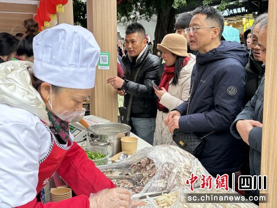 成都市民排隊(duì)品鑒威遠(yuǎn)羊肉美食。王爵 攝 成都市民排隊(duì)品鑒威遠(yuǎn)羊肉美食。王爵 攝
