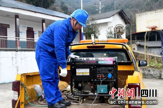 電力搶險人員利用發電機發電。旺蒼供電供圖 電力搶險人員利用發電機發電。旺蒼供電供圖