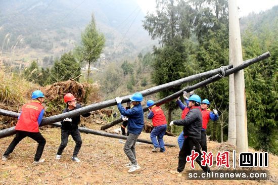 搶險人員采取臨時措施盡快回復供電。旺蒼供電供圖 搶險人員采取臨時措施盡快回復供電。旺蒼供電供圖