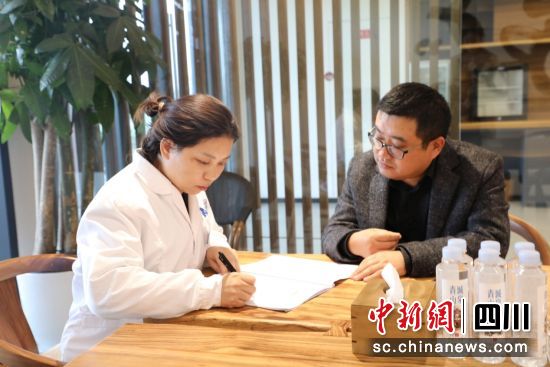 專家開展健康診療。胡克強攝 專家開展健康診療。胡克強攝