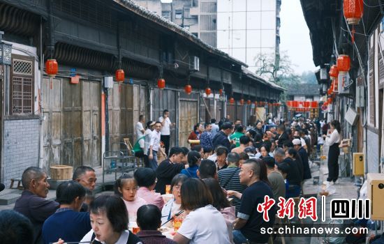 千人“壩壩宴”。富順融媒 供圖 千人“壩壩宴”。富順融媒 供圖