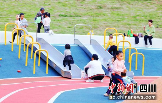 市民在公園里玩耍。 市民在公園里玩耍。