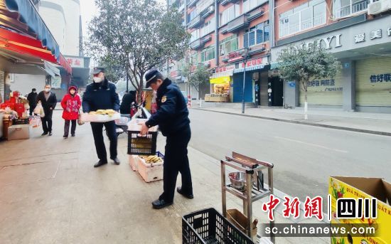 整治路面占道經營。 整治路面占道經營。