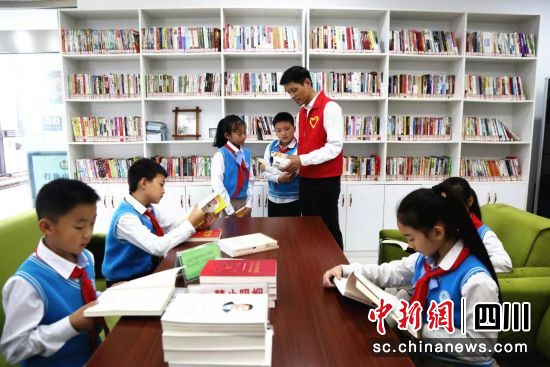 職工書屋成社區(qū)群眾精神家園。雷生 攝 職工書屋成社區(qū)群眾精神家園。雷生 攝