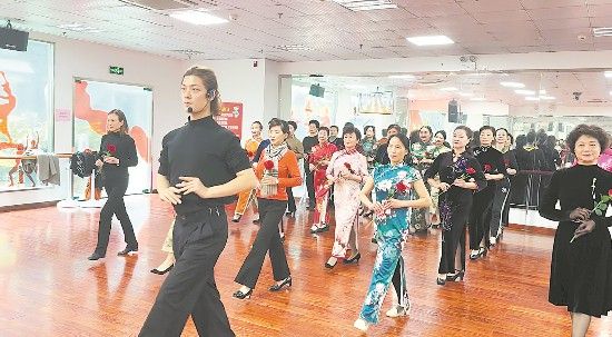 周宇正在教授時裝表演課 周宇正在教授時裝表演課