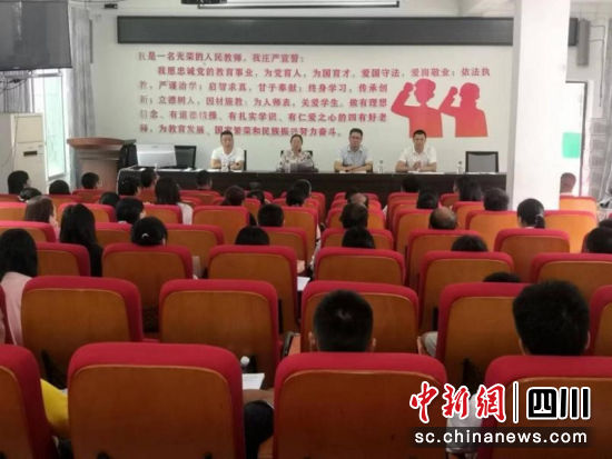 筠連縣紀委監委在樂義鄉中心校開展匿名舉報調查情況公開反饋會。聶鴻 攝 筠連縣紀委監委在樂義鄉中心校開展匿名舉報調查情況公開反饋會。聶鴻 攝