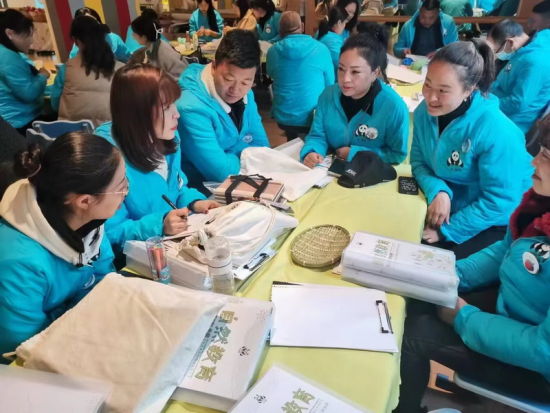 楊琴和同事們探討如何將自身工作與自然教育有機結合(圖片由受訪者提供) 楊琴和同事們探討如何將自身工作與自然教育有機結合(圖片由受訪者提供)
