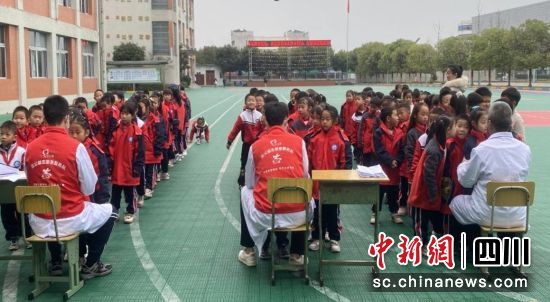 圖為小兒先心病篩查。成都市第六人民醫(yī)院供圖 圖為小兒先心病篩查。成都市第六人民醫(yī)院供圖