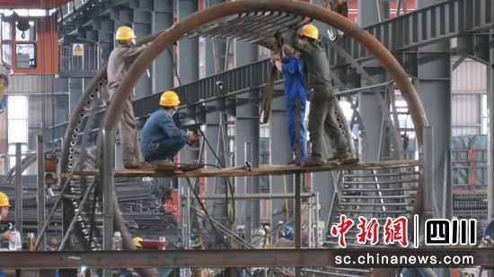 陸亨能源工作人員正在作業(yè)。 江油市委宣傳部供圖 陸亨能源工作人員正在作業(yè)。 江油市委宣傳部供圖