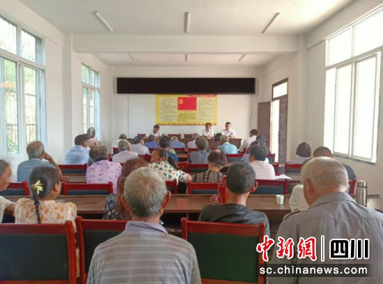 高場鎮東升村召開村民代表大會研究“下車費”問題。沈瑤 攝 高場鎮東升村召開村民代表大會研究“下車費”問題。沈瑤 攝