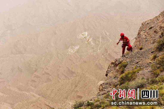 拋繩問路,物探員工準備下到陡崖上艱險作業(yè)。王智 攝 拋繩問路,物探員工準備下到陡崖上艱險作業(yè)。王智 攝
