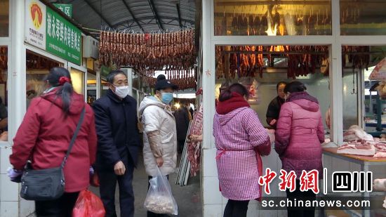 廣元市朝天區市民到市場置辦臘肉制品。冉金鷺 攝 廣元市朝天區市民到市場置辦臘肉制品。冉金鷺 攝