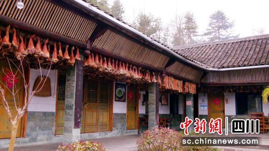 廣元曾家山一村民屋檐下懸掛著臘肉。冉金鷺 攝 廣元曾家山一村民屋檐下懸掛著臘肉。冉金鷺 攝
