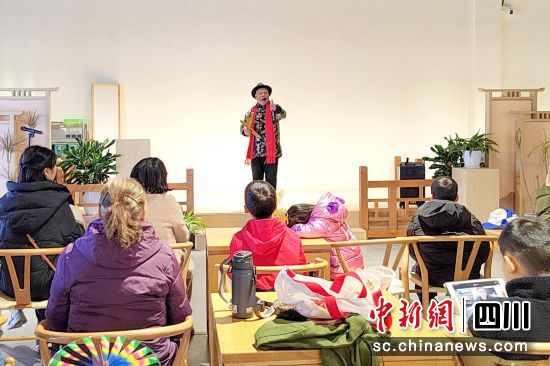 非遺傳承人余公正進行金錢板表演。(四川省非物質文化遺產保護中心 供圖) 非遺傳承人余公正進行金錢板表演。(四川省非物質文化遺產保護中心 供圖)