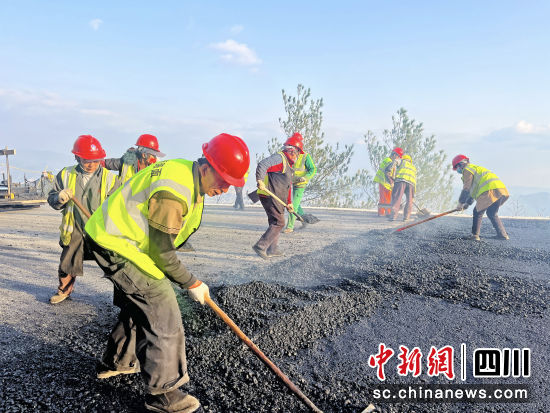 圖為道路施工現場,工人們忙著鋪設瀝青。向斯琦 攝 圖為道路施工現場,工人們忙著鋪設瀝青。向斯琦 攝