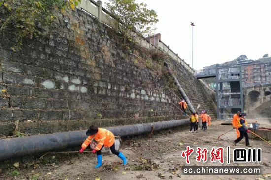 清掃整治現(xiàn)場。富順融媒 供圖 清掃整治現(xiàn)場。富順融媒 供圖