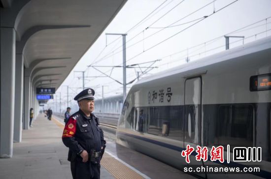 工作中的鐵警楊明。潘孟 攝 工作中的鐵警楊明。潘孟 攝