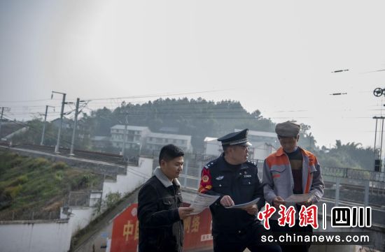 工作中的鐵警楊明(中)。潘孟 攝 工作中的鐵警楊明(中)。潘孟 攝