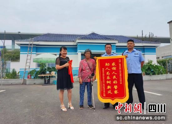 群眾送錦旗感謝鐵警楊明的暖心幫助。潘孟 攝 群眾送錦旗感謝鐵警楊明的暖心幫助。潘孟 攝